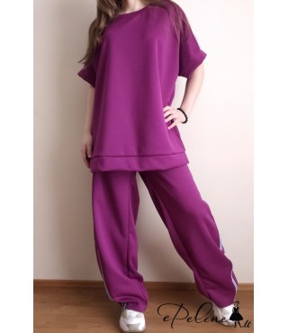 Naujas laisvalaikio kostiumas su juostomis